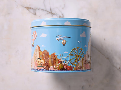 Limited edition cookie tin with 5 cookies